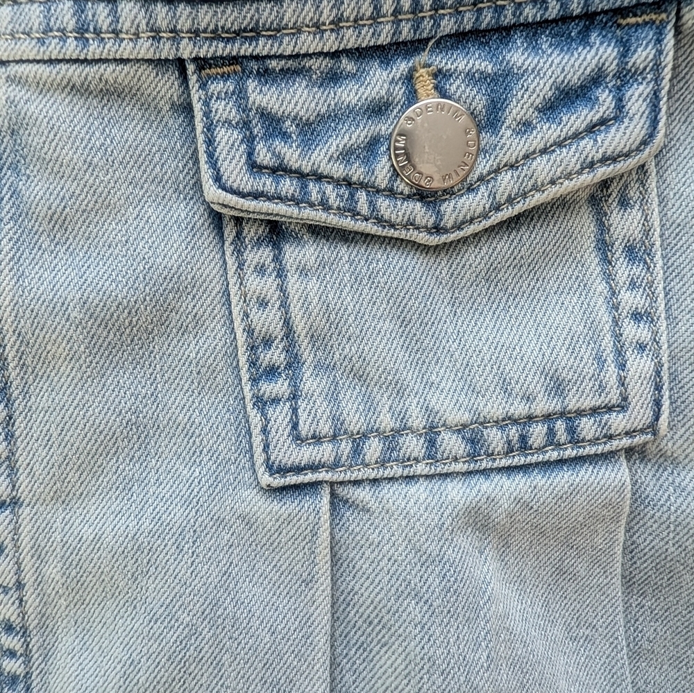 NWOT H&M Girls Light Wash Denim Pleated Mini Skirt Light Blue Size 6-7 - Picture 4 of 6